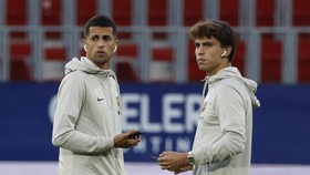Joao Felix dan Cancelo Tebar Pesona di Barcelona