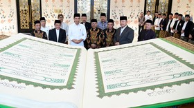 Jokowi Dapat Alquran Raksasa Usai Salat Duha di Masjid MBZ Solo