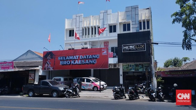 Gambar putra Presiden Jokowi, Kaesang Pangarep terpampang di halaman baliho Kantor DPD Partai Solidaritas Indonesia (PSI) Solo.