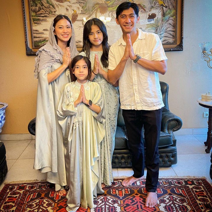 <p>Dalam pernikahannya dengan Tyna Kanna, Kenang Mirdad menjadi ayah dari dua orang putri. Mereka bernama Alaia Lavmintikana Mirdad dan Aluna Laila Mirdad. (Foto: Instagram @kenangmirdad)<br /><br /><br /></p>