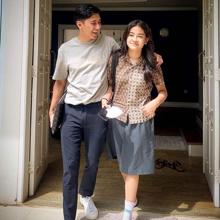 <p>Melalui media sosial Instagram, Kenang cukup sering membagikan potret bersama sang putri. Dari unggahan yang dibagikan, pria berusia 36 tahun ini sangat dekat dengan anak, Bunda. (Foto: Instagram @kenangmirdad)<br /><br /><br /></p>