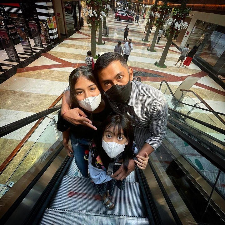 <p>Putri sulung kenang, Alaia kini sudah beranjak ABG. Tak hanya tumbuh menjadi gadis cantik, ia juga memiliki postur tubuh tinggu semampai. (Foto: Instagram @kenangmirdad)<br /><br /><br /></p>