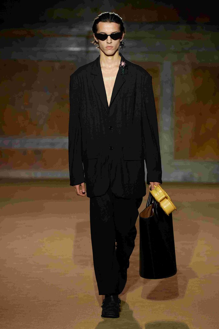 Koleksi busana musim semi dari Coach ini dibuat dari stok barang yang sudah tidak terpakai lagi. Blazer dan celana panjang hitam ini adalah salah satu hasilnya /Foto: Courtesy of Coach