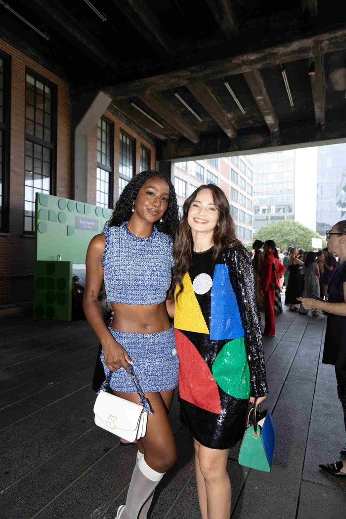 Koleksi Kate Spade New York Spring 2024, seperti yang dikenakan Enzy dan musisi Justine Skye, menangkap energi yang dimiliki seseorang saat meninggalkan baju musim dinginnya dan menolak untuk kembali/ Foto: Courtesy of Kate Spade