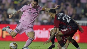 Momen Messi Tipu 2 Pemain Toronto hingga Lepas Ban Kapten