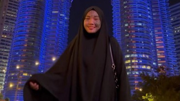 img-title Tak Lagi Dapat Uang dari Ustaz Ebit Lew Diduga Picu Mondy Tatto Lepas Hijab