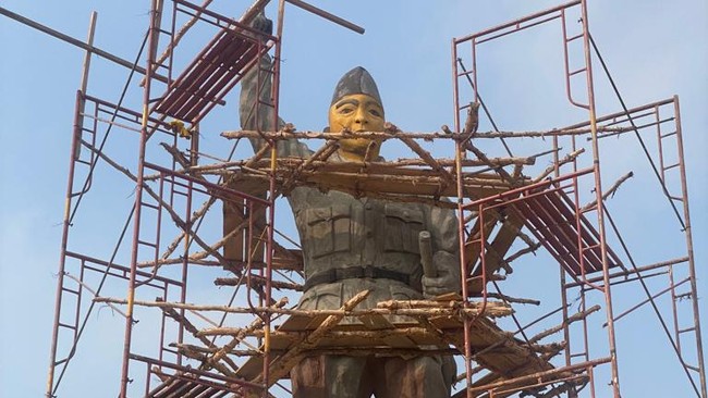 Tugu Bung Karno di kawasan Bung Karno Sport Center Banyuasin, Sumatera Selatan, menuai sorotan karena terkesan asal-asalan dan tak mirip.
