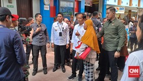 Pedagang Teriak Minta Baju saat Jokowi Kunjungi Pasar di Samarinda