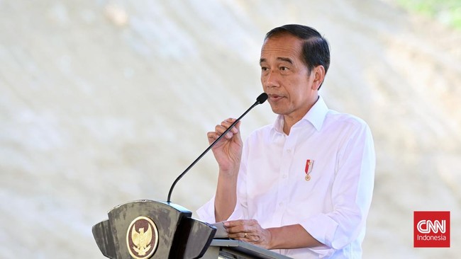 Di hadapan Kapolri dan jajaran menterinya, Jokowi membandingkan perizinan Indonesia dengan Singapura, terutama perizinan konser musik.