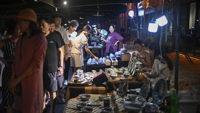 FOTO: Galau Muda-mudi China dan Kehidupan Berjalan Pelan di Jingdezhen