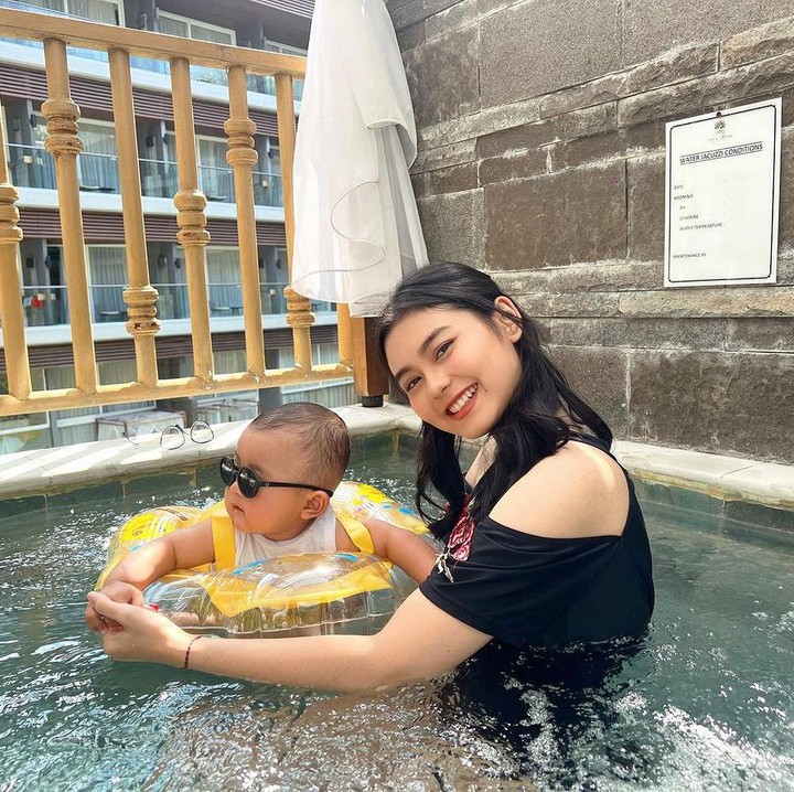 <p>"Semua masalahmu menghilang saat kamu bersama orang yang kau sayangi," tulis Cesen dalam Bahasa Inggris kala mengunggah potret sang putra yang tengah berenang. (Foto: Instagram: @ceseniy)</p>