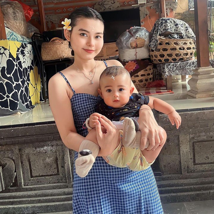 <p><em>"Baby Archie gemas banget sii. Tapi Mamanya juga enggak kalah gemesin,"</em> tutur seorang netizen. <em>"MasyaAllah boboho lucu banget. Semoga sehat selalu kalian,"</em> tutur netizen lainnya. (Foto: Instagram: @ceseniy)</p>