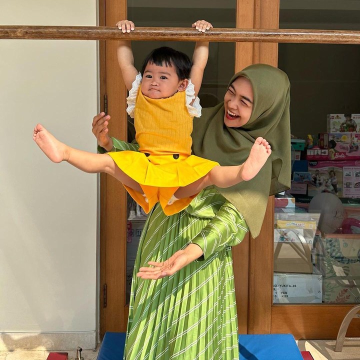 <p>"Biar gede tahu, bergantung itu butuh kekuatan," kata Ria Ricis nyeleneh pada keterangan foto tersebut. (Foto: Instagram: @riaricis1795)</p>