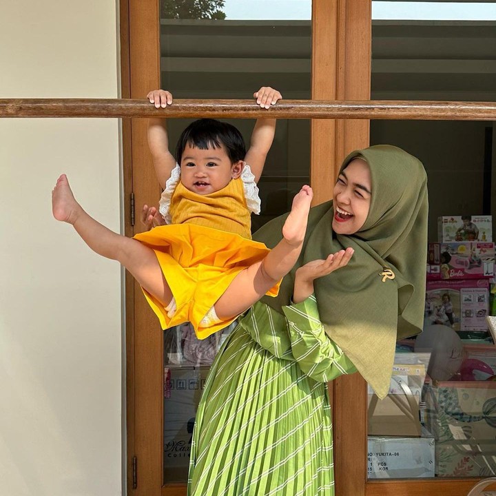 <p>Melihat tingkah Moana yang aktif dan lincah ini, tidak sedikit netizen yang meresa takjub, Bunda. Mereka juga mengatakan bahwa Moana sangat kuat di usianya ini. (Foto: Instagram: @riaricis1795)</p>