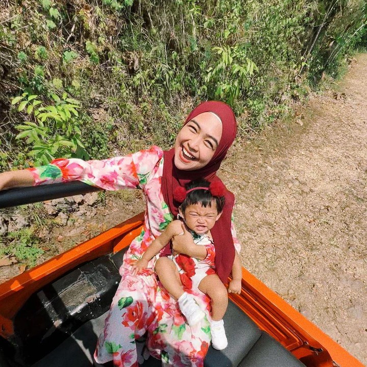 <p>YouTuber Ria Ricis menikah dengan Teuku Ryan pada tahun 2021, Bunda. Dari pernikahan ini, keduanya pun dikaruniai seorang putri cantik nan menggemaskan. (Foto: Instagram: @riaricis1795)</p>
