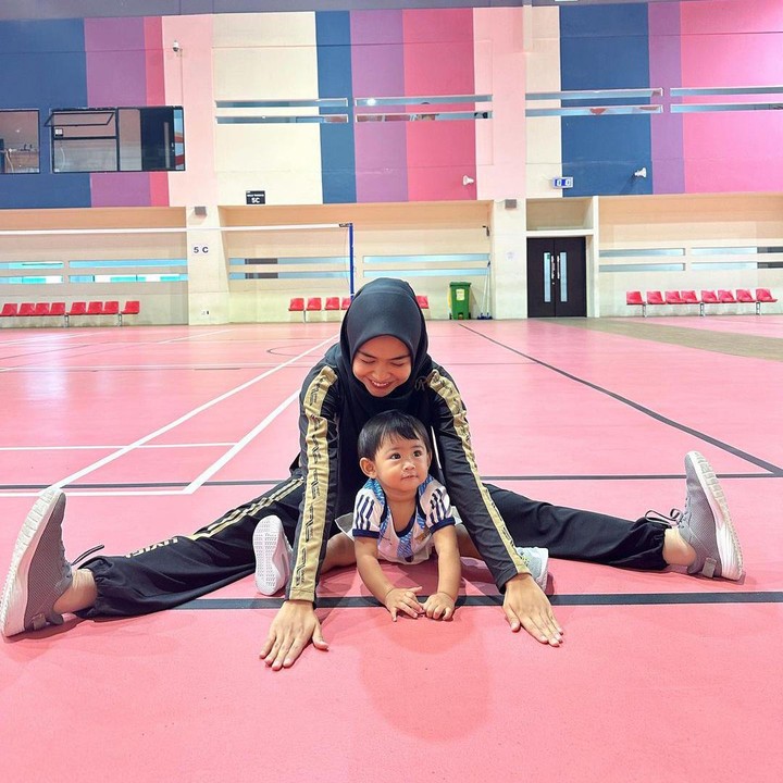 <p>"Keren banget Moana. Kenapa kuat sekali ini bayik. MasyaAllah," ungkap seorang netizen. "Aktif banget ya si bayi lucu ini gemas," ujar yang lainnya dengan emotikon hati. (Foto: Instagram: @riaricis1795)</p>
