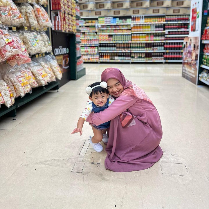 <p>Wanita dengan nama asli Ria Yunita ini melahirkan bayi perempuan pada 26 Juli 2022. Bayi ini pun diberi nama Cut Raifa Aramoana. (Foto: Instagram: @riaricis1795)</p>