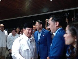 Hadiri Rapimnas Demokrat, Prabowo Disambut AHY-Ibas