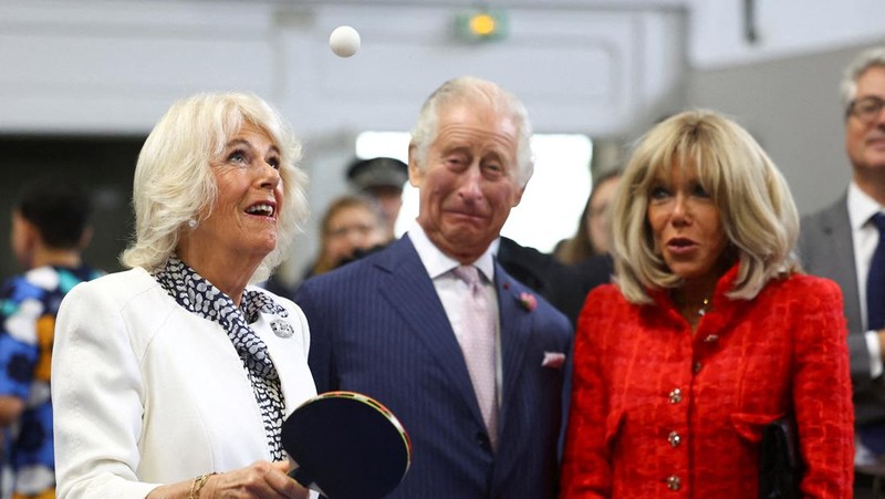 Potret Ratu Inggris Main Pingpong bareng Ibu Negara Prancis - Foto 2