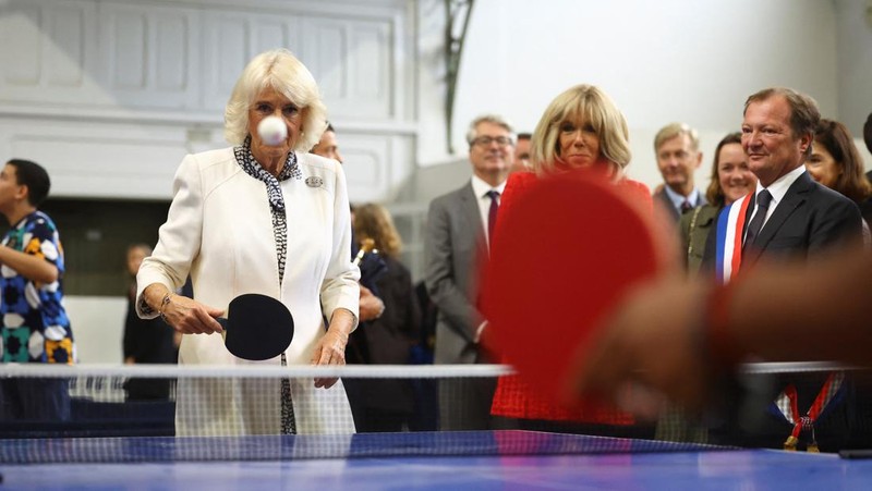 Potret Ratu Inggris Main Pingpong bareng Ibu Negara Prancis - Foto 2