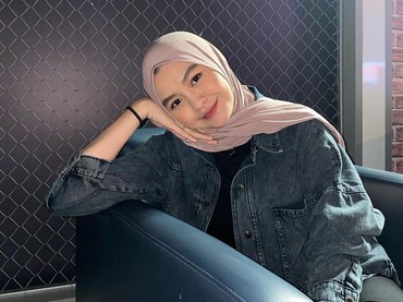 img-title Ubah Lirik 'Aku' Jadi 'Asu', 7 Potret Salma Salsabil Disemprot Istri Didi Kempot