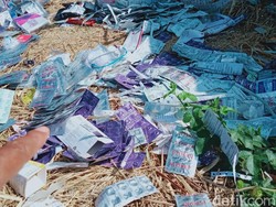 Duh! Banyak Bekas Bungkus Obat Dibuang di Tepi Jalan Raya Delanggu
