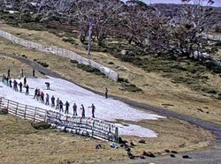 Salju Tinggal Sepetak, Resor Ini Potret Kelucuan Pemain Ski