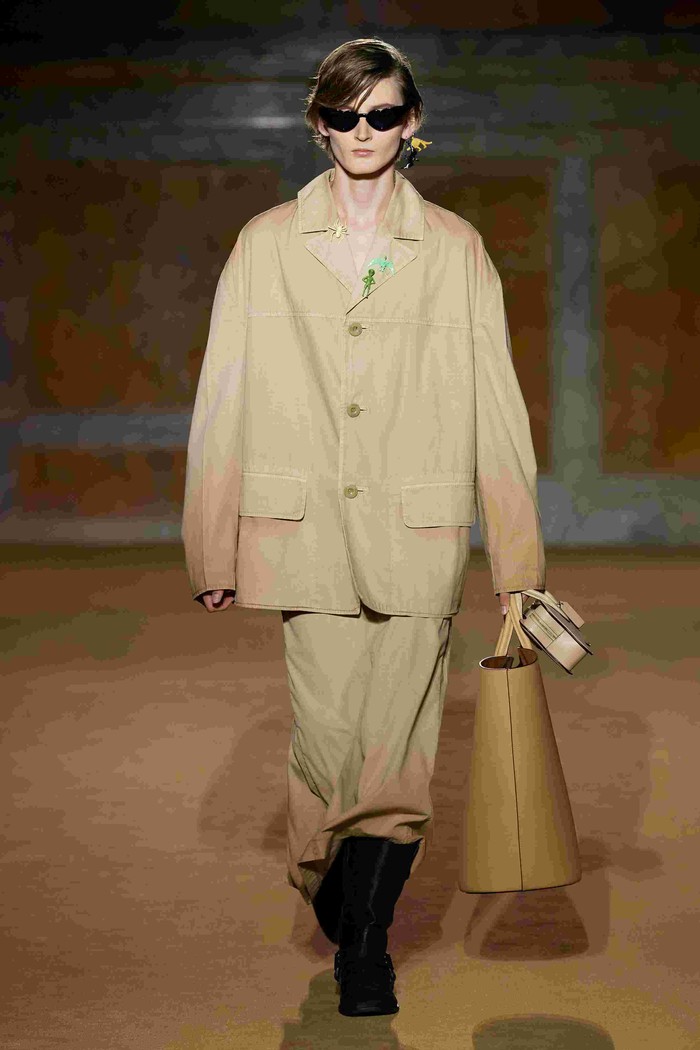 Setelan berwarna cream ini terbuat dari kain sisa dari busana sebelumnya yang sudah tidak dipakai lagi, dimodel dengan potongan jaket lebih volume/ Foto: Courtesy of Coach