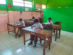Terdampak Asap Kebakaran TPA Solo, Siswa SD Plesungan Sekolah Pakai Masker