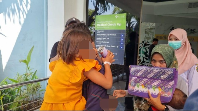 SAH (8) menjalani pemeriksaan mata di Surabaya Eye Clinic pada Jumat (22/9) untuk tujuan pembanding.