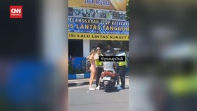 VIDEO: Bule Dorong Polisi di Bali Ditangkap, Terancam 1 Tahun Penjara