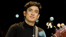 Adit Soegi Bornean Duga Gitar Retak Terbanting Saat Naik Batik Air