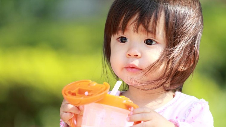 Kapan Bayi Mulai Belajar Minum Pakai Sedotan? Simak Aturannya