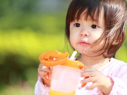 Kapan Bayi Mulai Belajar Minum Pakai Sedotan? Simak Aturannya