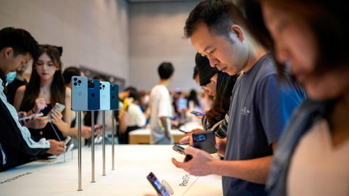 People look at the new iPhone 15 Pro as Apple's new iPhone 15 officially goes on sale across China at an Apple store in Shanghai, China September 22, 2023. REUTERS/Aly Song