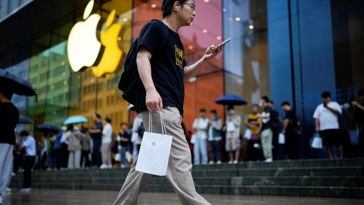 A man holds a bag with a new iPhone inside it as Apple's new iPhone 15 officially goes on sale across China, in Shanghai, China September 22, 2023. REUTERS/Aly Song