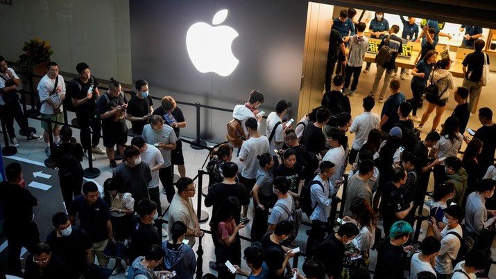 People line up as they wait at an Apple Store as Apple’s new iPhone 15 officially goes on sale across China, in Shanghai, China September 22, 2023. REUTERS/Aly Song