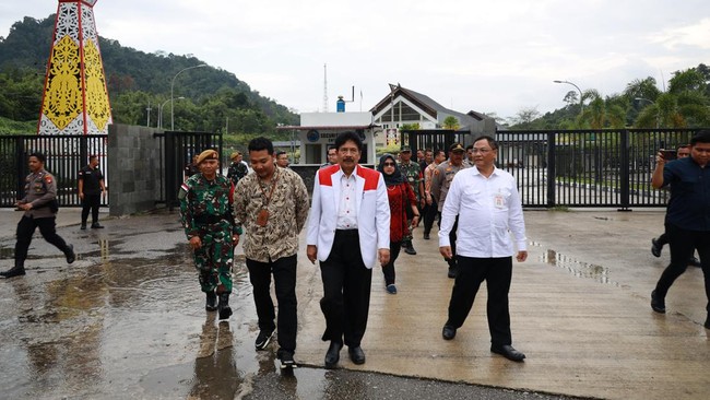 Kepala BPIP, Yudian Wahyudi kunjungan kerja ke perbatasan RI-Malaysia di Entikong dan berkomitmen untuk memperkuat ideologi Pancasila bagi masyarakat setempat.
