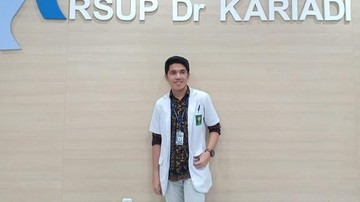 LEBIH PILIH MENJADI DOKTER