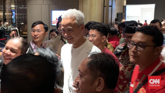Jawaban bacapres PDIP Ganjar Pranowo berubah saat ditanya soal peluang dua poros dan duet dengan Prabowo di Pilpres 2024.
