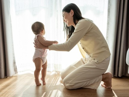 5 Tips Membantu Bayi Mencapai Tahap Perkembangan, Perhatikan Keseimbangannya Bun