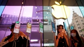 FOTO: Cerita Perburuan Massal iPhone 15 di China