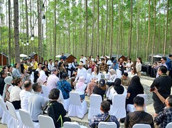 Jokowi Ajak Para Penggiat Seni Makan Durian di IKN