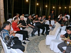 Momen Jokowi Makan Nasi Goreng Bareng Menteri dan Penggiat Seni di IKN