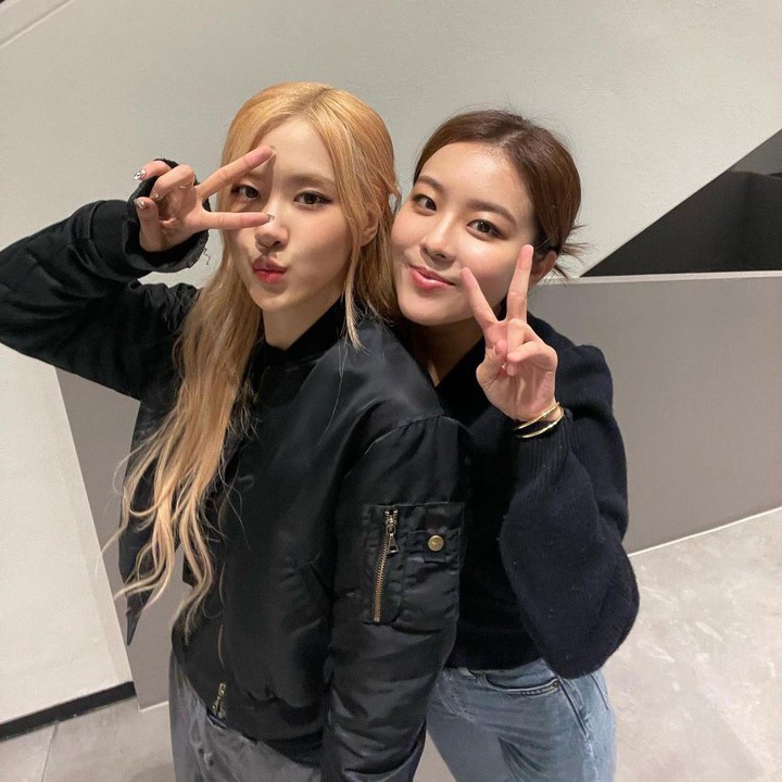 <p>Sama seperti Kim Ji Yoon, Alice juga selalu menunjukkan dukungan pada Rose dengan menghadiri konser BLACKPINK. Dari kedua saudara perempuan member ini, mana yang paling menyita perhatian Bunda karena visualnya? (Foto: Instagram @baebaealice)</p>