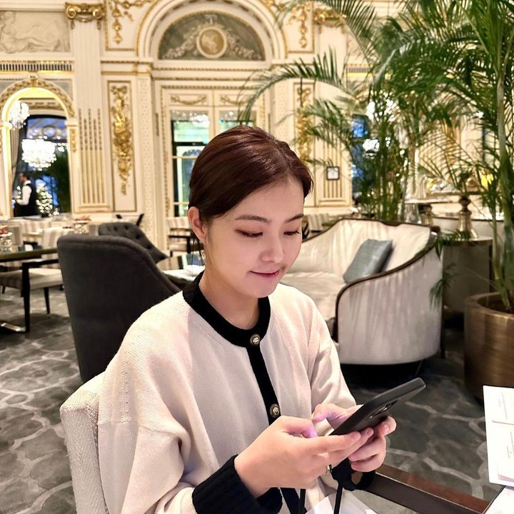 <p>Selanjutnya kakak perempuan dari Rose nih, Bunda. Pemilik nama lengkap Roseanne Park ini merupakan adik dari Alice Park, yang berkerja sebagai pengacara seperti sang ayah. (Foto: Instagram @baebaealice)<br /><br /><br /></p>