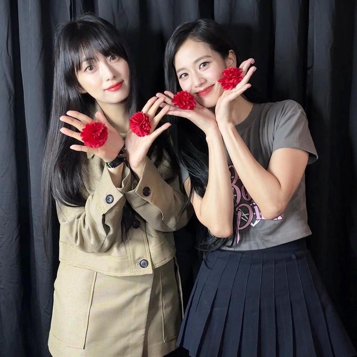 <p>Kim Ji Yoon merupakan bunda dari dua orang anak. Selain sibuk mengurus rumah tangga dan menjadi publik figur, Kim Ji Yoon juga sering terlihat hadir di konser sang adik sebagai bentuk dukungan, nih. (Foto: Instagram @jiyyoon_s2)<br /><br /><br /></p>