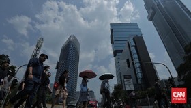 FOTO: Langit Biru Jakarta Unjuk Gigi Lagi saat Polusi Naik Turun