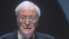 Michael Caine Isyaratkan Pensiun Akting: Sudah Tak Bisa Jalan Lancar