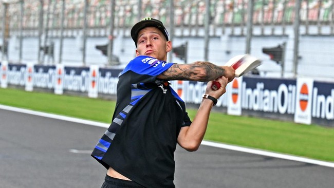 Fabio Quartararo menunjukkan aksi luar biasa saat main kriket di Sirkuit Buddh jelang MotoGP India. Sementara pukulan Miguel Oliveira mengenai muka fotografer.